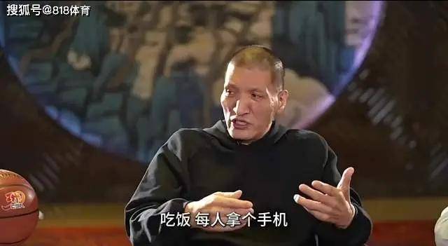 比赛中出现惊险一幕，双方你来我往争夺胜利