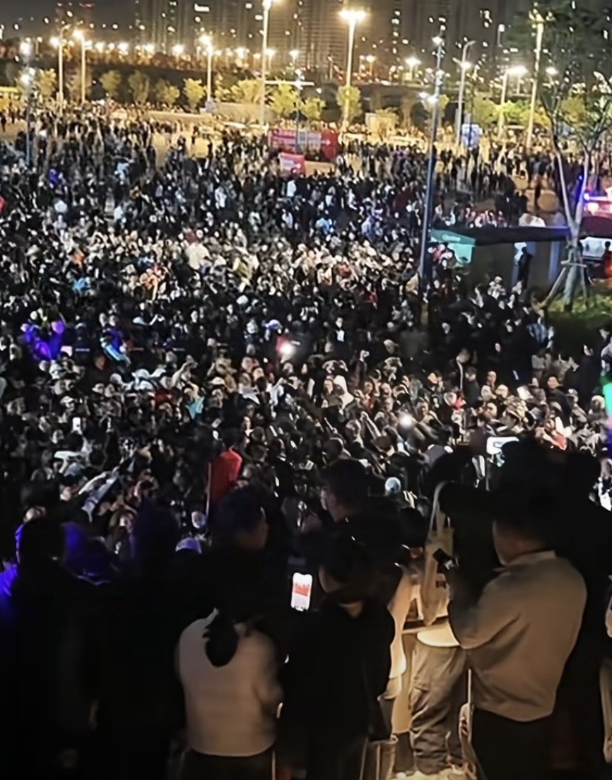 一场激烈对决现场观众热情高涨