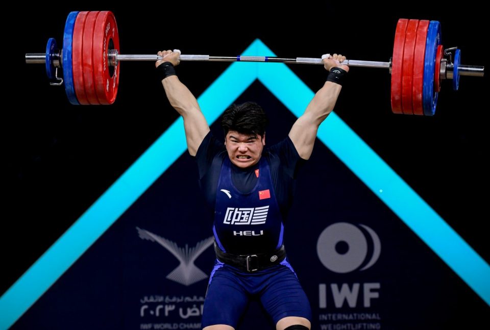德国举重选手实力向前，登上领奖台