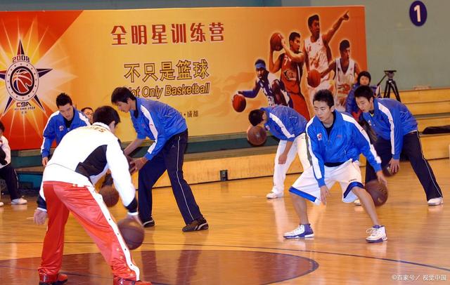 篮球明星为青少年提供篮球训练课程