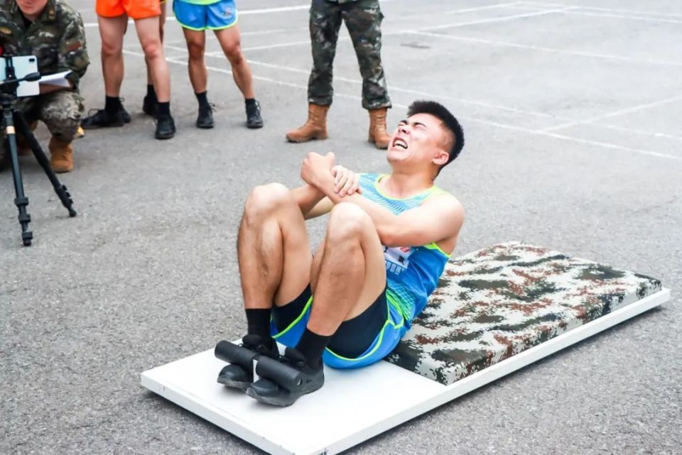 运动员们全神贯注，赛场角逐激烈异常