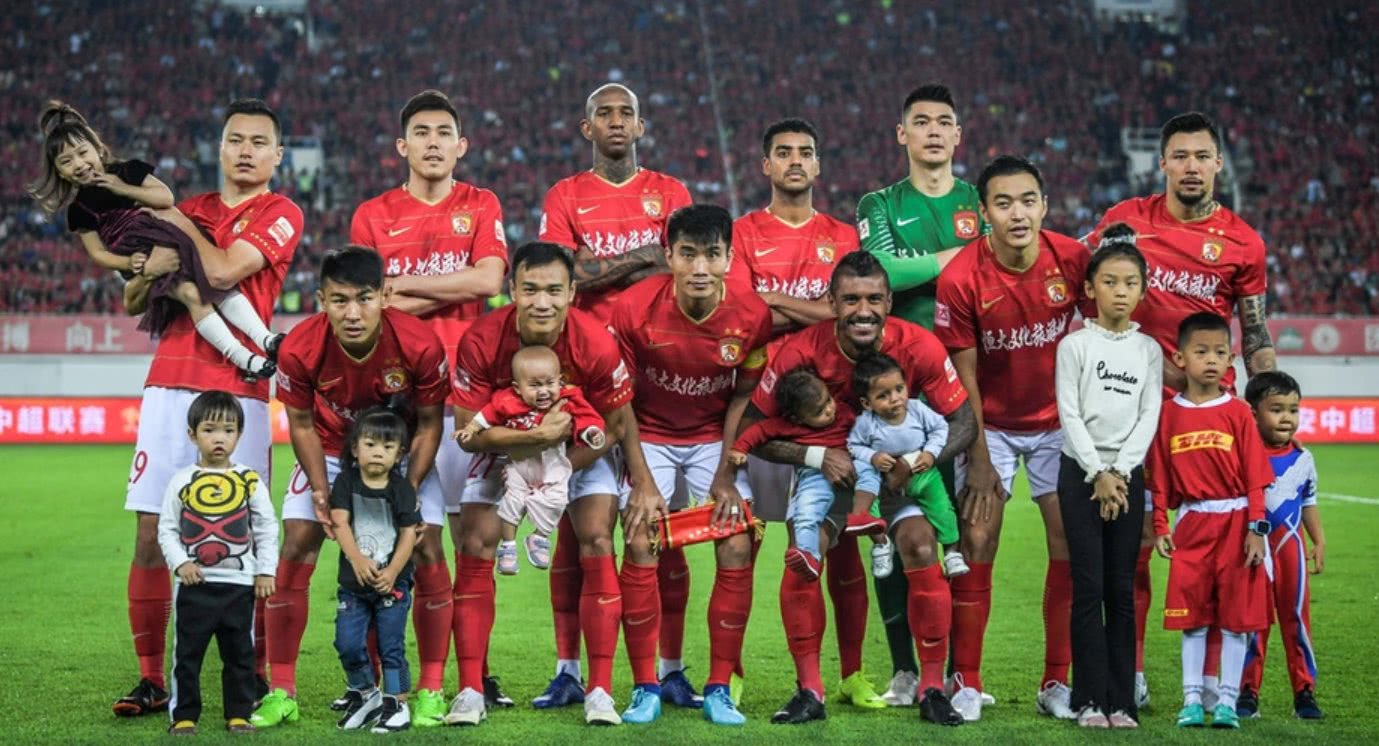 上港主场战平恒大，争夺领跑位置
