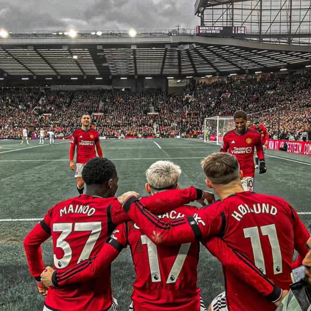 凯泽斯劳滕球员集体庆祝胜利，展现出团队精神