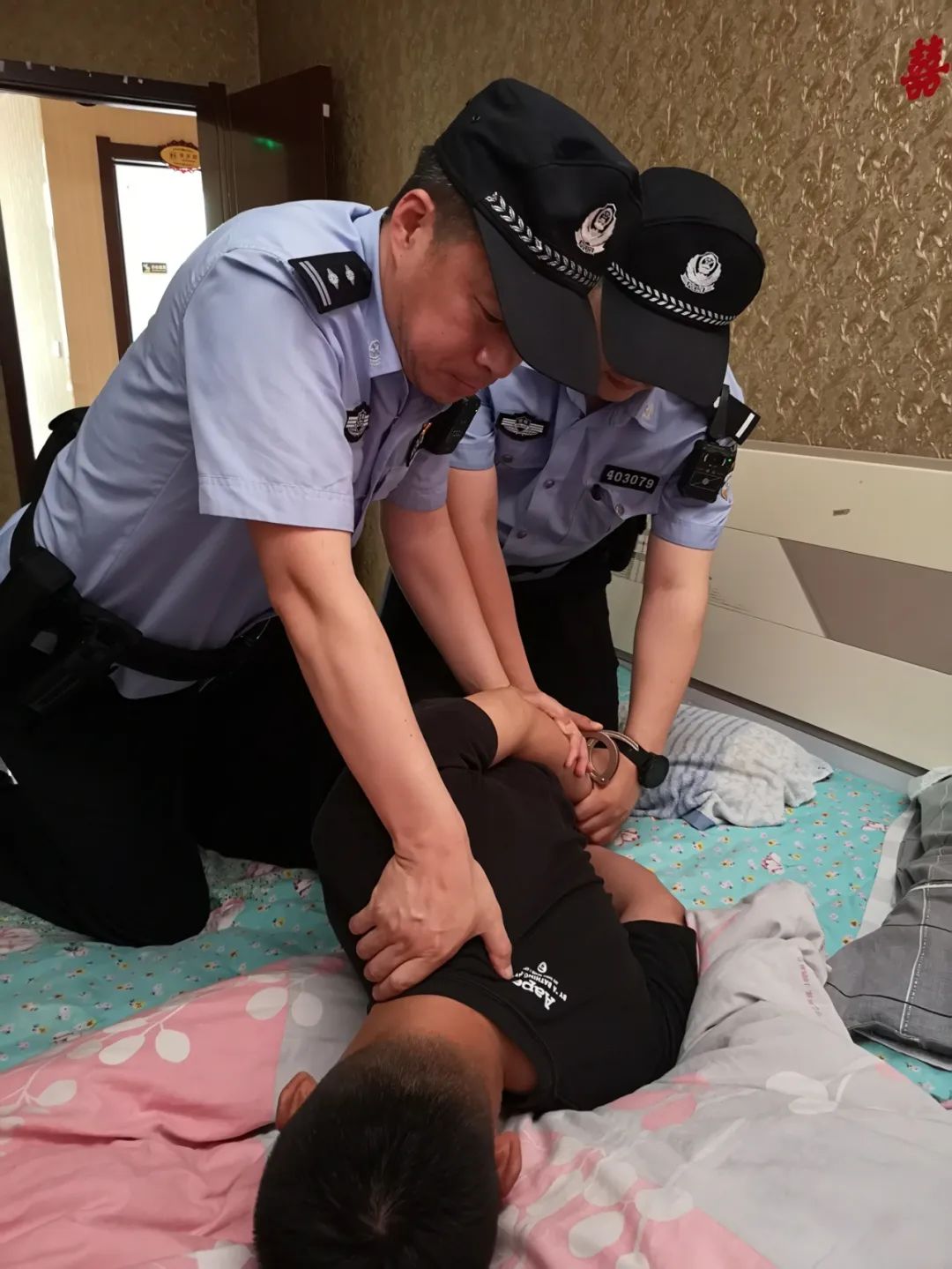 临危投勇队员出击,壕赌作战关键时刻,敌方晕乎乎 临危投勇队员出击,壕赌作战关键时刻,敌方晕乎乎