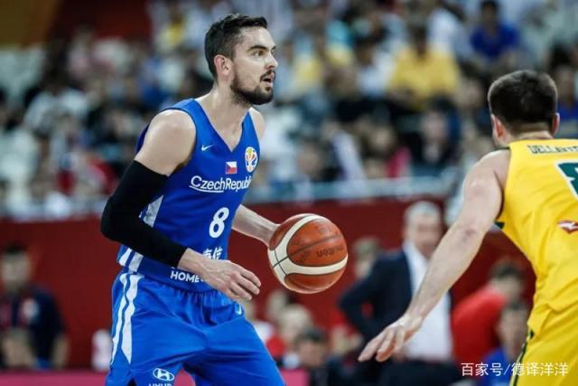 捷克后卫在华沙开设足球训练营 捷克后卫在华沙开设足球训练营