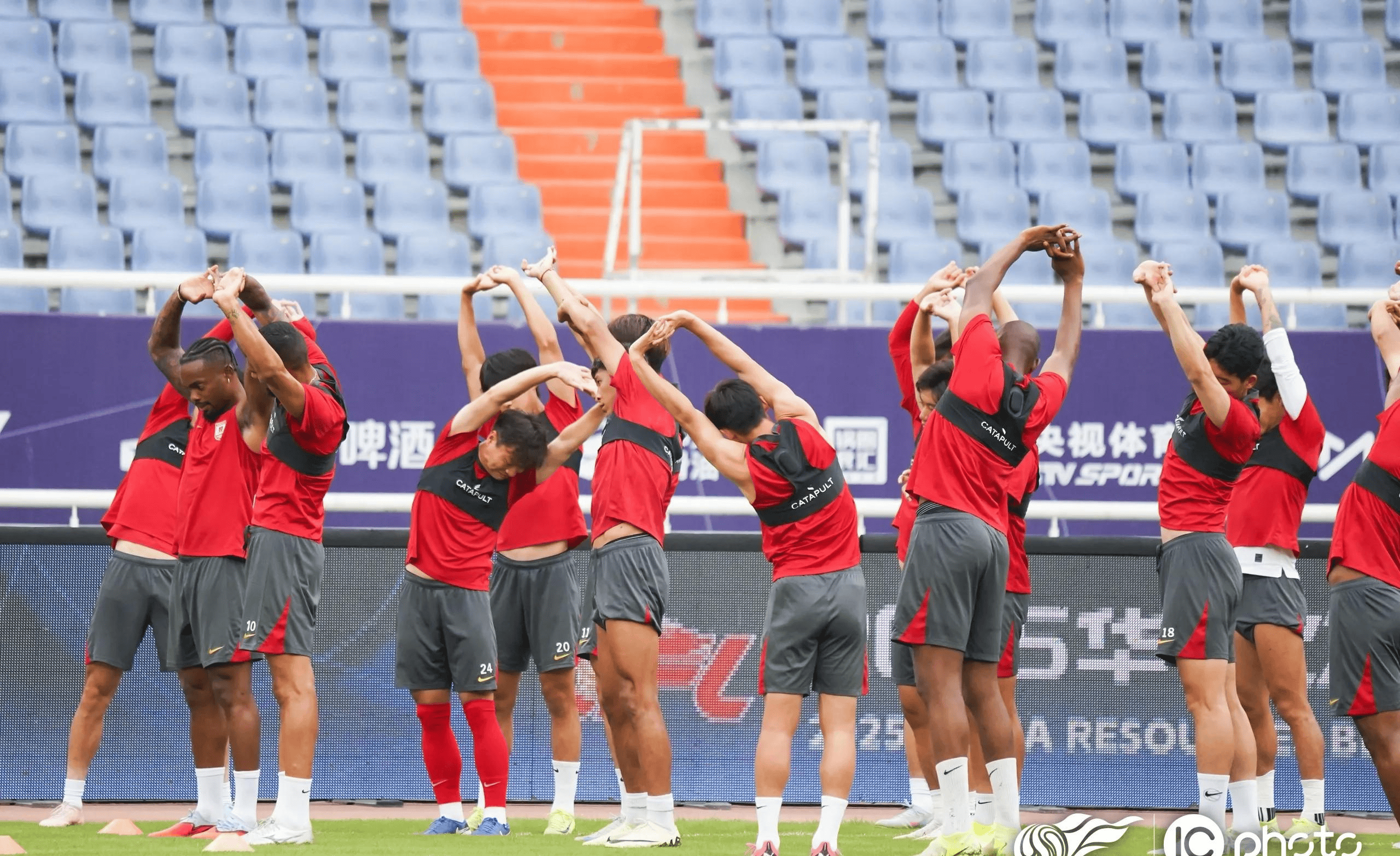 战术调整灵活，助球队击败强敌晋级