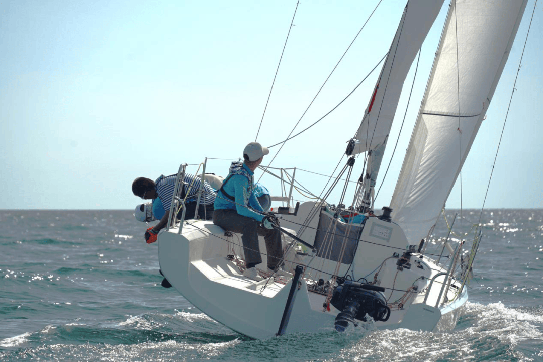 利记平台-新西兰帆船队员风头无两，轻松获胜！